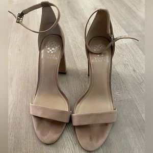 Nude block heels 💛